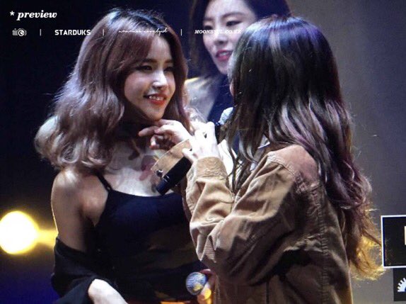 23- Moonbyul conservadora y Yongsun abriéndose su campera, enfrente de nuestra ensalada