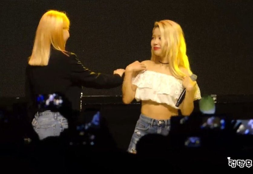 23- Moonbyul conservadora y Yongsun abriéndose su campera, enfrente de nuestra ensalada