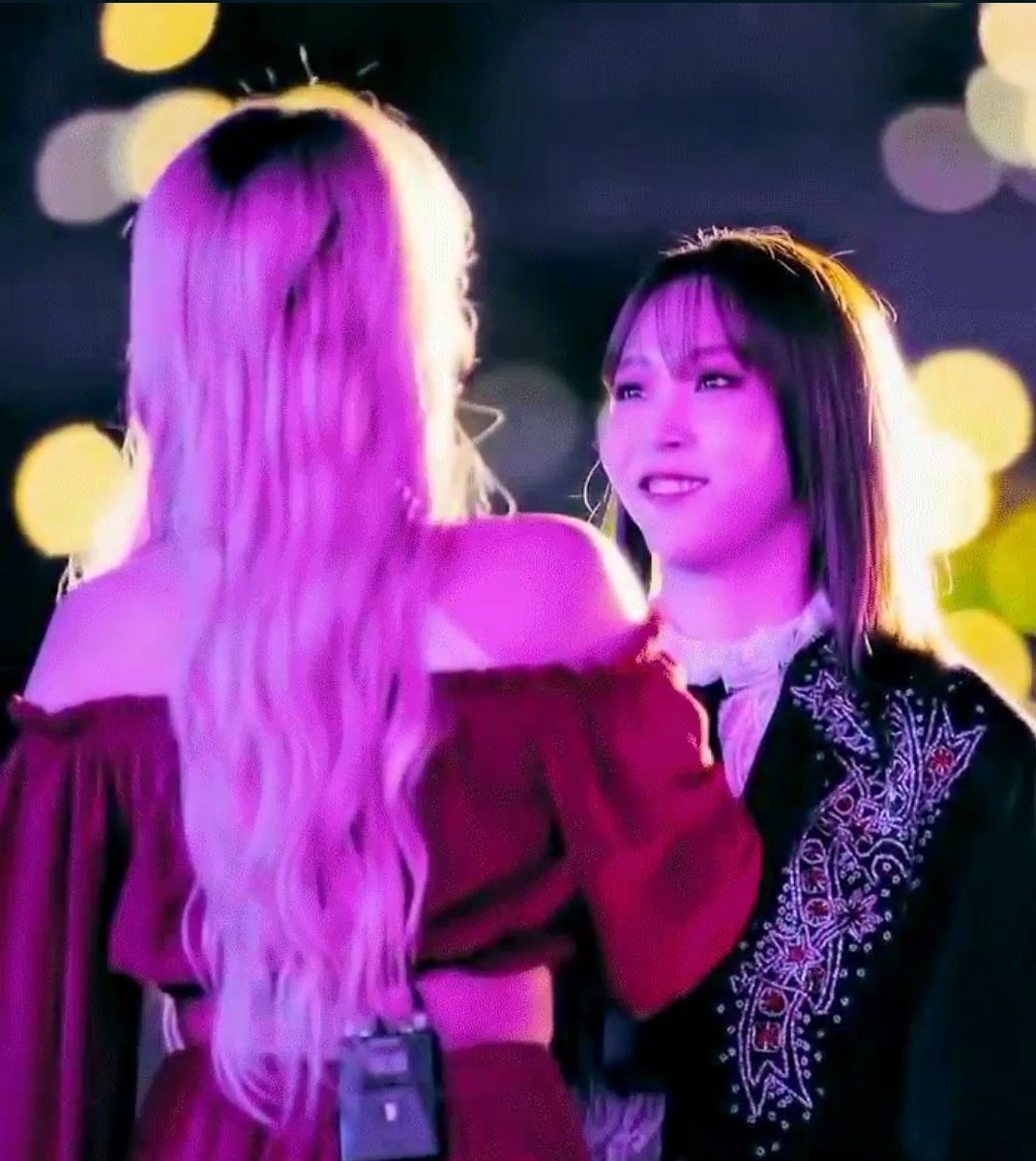 27- Moonbyul mirando a Yongsun