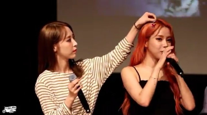 28- Primero tiene un gesto lindo y protector, después la molesta