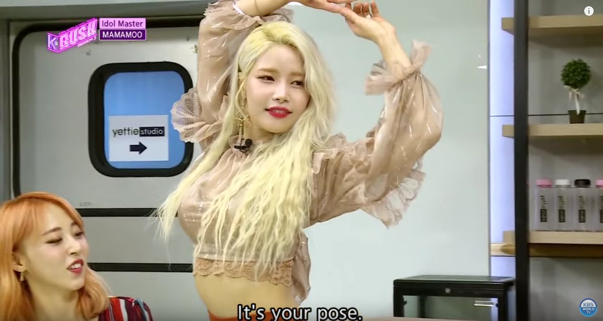 31- Moonbyul apreciando la anatomia femenina de Yongsun