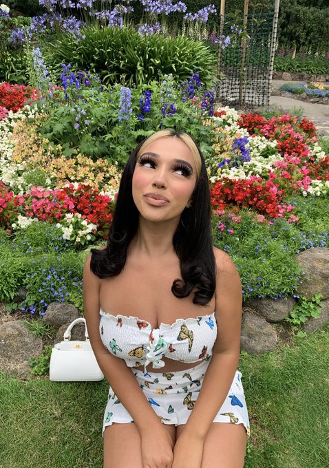 Just doing lil ole me ☁️☁️ https://t.co/jVGWC0QWto