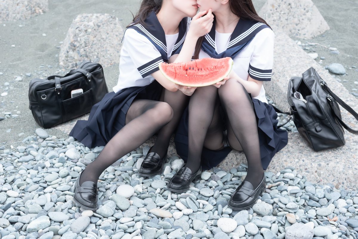 younikutabetai's tweet photo. 制服と百合とタイツ
 
model:近衛りこ/イチジョウリヲ https://t.co/pmmb0pxpGm