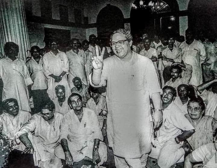 Mansurysahid's tweet photo. The present Governor of Raj. Kalraj Mishra ji, besieging the Uttar Pradesh Raj Bhavan in 1995
We want to know from the Governor of Raj. how the siege of the Raj Bhavan was democratic then and how to say that the siege of the Raj Bhavan is anarchy today?
#GetWellSoonGovernor https://t.co/QbCk9RKq2C
