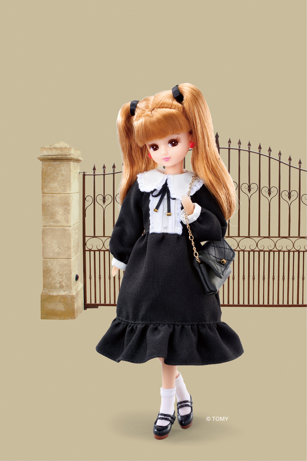 アベイル しまむらグループ リカちゃん アベイル コラボコーデ ショッピングにお出掛けコーデ 襟元のフリルとリボンが可愛いブラックワンピース リカちゃんもお洒落してショッピングに行くみたい コラボコーデは8 8発売予定 T