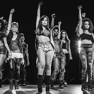 me131292's tweet photo. toda vez qe vejo um tuite de alguém desmerecendo a grandiosidade de Beyoncé eu lembro disso > 🇧🇷

Iza > estourou no YouTube com covers da Bey

Ludmila > MC Beyoncê

Anitta > Estourou com Show das Poderosas, sample e coreografia inspiradas em RTW

Pabllo Vittar > o Phabulo Knowles https://t.co/aFhtigCIi0