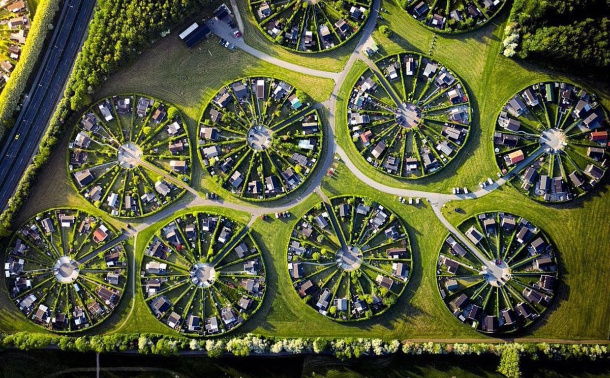 This housing structure is from a city in Denmark. After building in Southern California, seeing this is so vastly different!

#denmark #neighborhooddesign #contractors #construction #buildingdesign #california #southerncalifornia #realestate #orangecounty #westerneurope