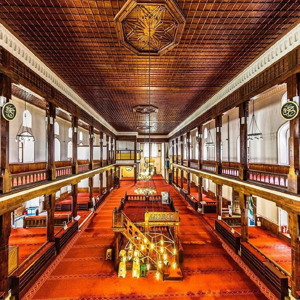 جامع العرب الشهير 
جامع العرب Arap Camii يعدّ أول جامع بني في إسطنبول، ويقع الجامع في حي غلاطة، بمنطقة بي أوغلو، حيث تشير الروايات إلى أنه بني على يد الجيش الإسلامي القادم لفتح المدينة عام 717 م، تم تحويله إلى كنيسة لاحقًا، قبل أن يعيدها السلطان محمد الفاتح إلى جامع مجددًا