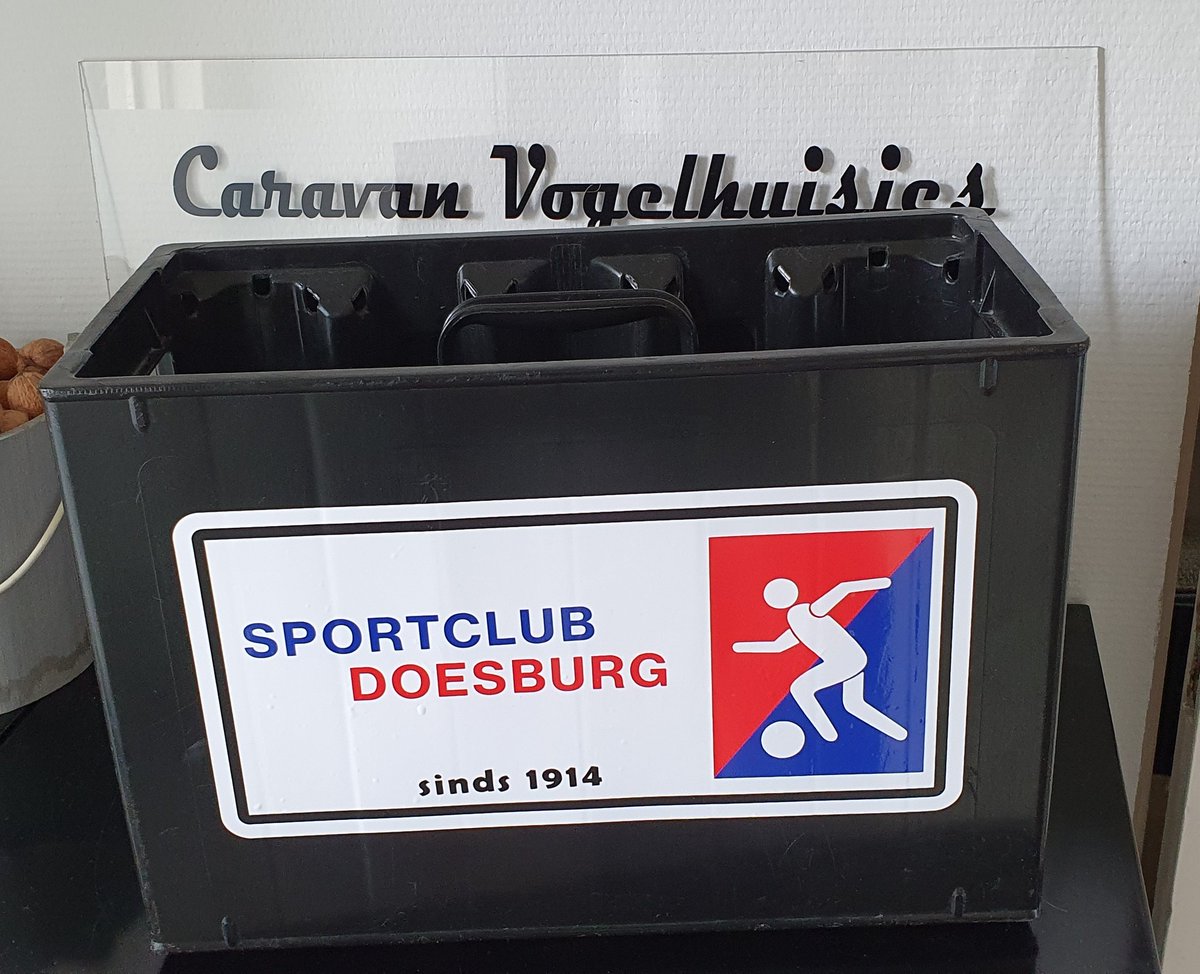 vogelhuisjesnl's tweet photo. Voor mn buurman GJ  en JO13
De voetbal drink krat aangepast  , ;-) #scdoesburg #voetbal #doesburg #playtime #custom https://t.co/VTHl3O5KB1