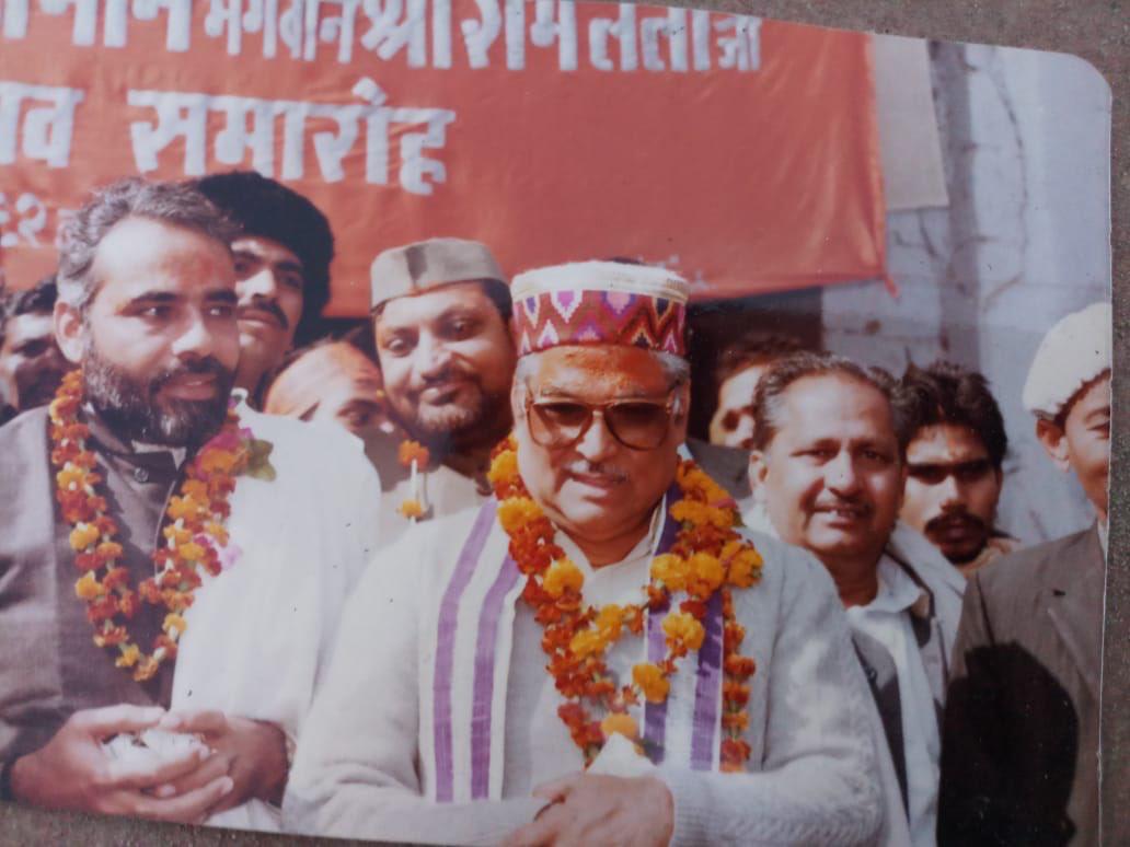 Dr Harak Singh Rawat (@drharaksingh) on Twitter photo 1991 में रामलला जन्मोत्सव में हमारे यशस्वी PM <a href="/narendramodi/">Narendra Modi</a> जी अयोध्या गये थे।
श्री रामलला के दर्शन के तुरंत बाद की ये तस्वीर, तब एक पत्रकार ने मोदी जी से पूछा की "दोबारा कब आयेंगे तो उनका जवाब था -
“”जब मंदिर बनेगा तब””
अब PM भूमिपूजन के लिये जा रहे हैं. #राममंदिर_भूमिपूजन 1991 में रामलला जन्मोत्सव में हमारे यशस्वी PM <a href="/narendramodi/">Narendra Modi</a> जी अयोध्या गये थे।
श्री रामलला के दर्शन के तुरंत बाद की ये तस्वीर, तब एक पत्रकार ने मोदी जी से पूछा की "दोबारा कब आयेंगे तो उनका जवाब था -
“”जब मंदिर बनेगा तब””
अब PM भूमिपूजन के लिये जा रहे हैं. #राममंदिर_भूमिपूजन