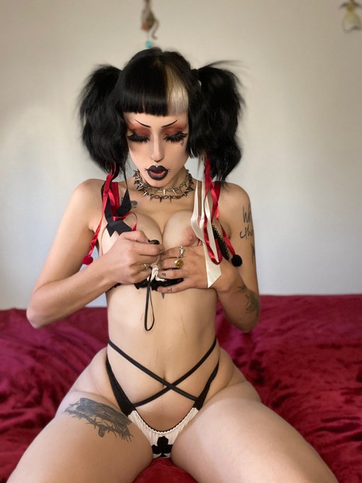 tittie tuesday :D https://t.co/EStRYEqTuk