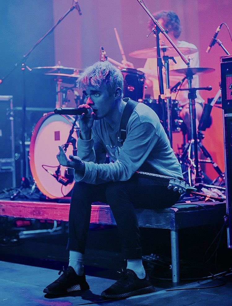 — awsten knight and my fav pics of him ; a thread.