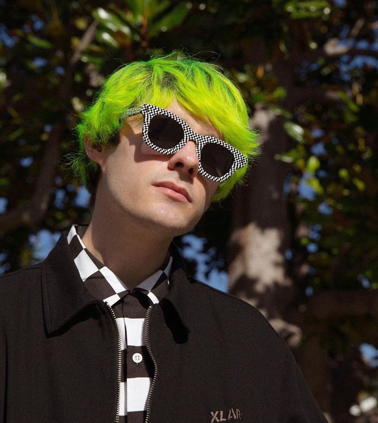 — awsten knight and my fav pics of him ; a thread.