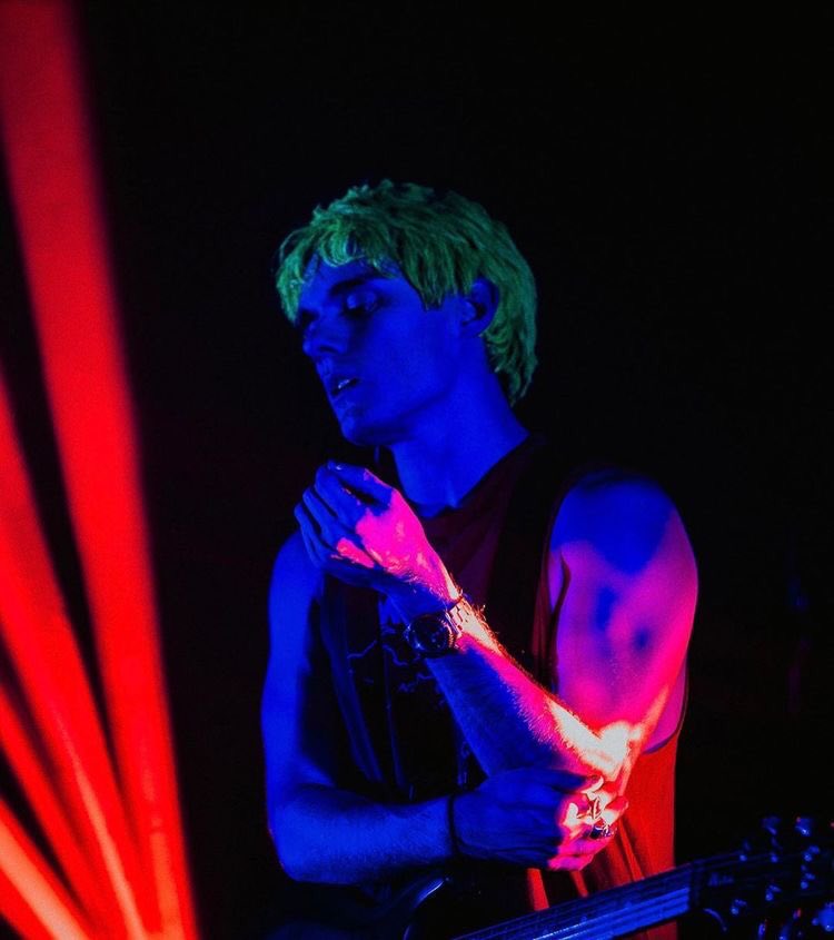 — awsten knight and my fav pics of him ; a thread.