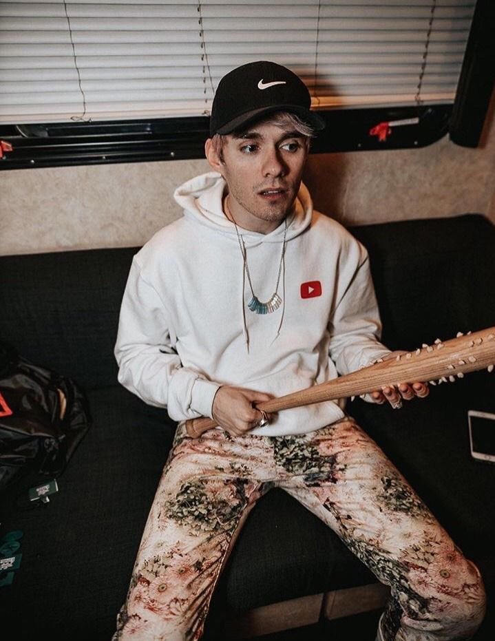 — awsten knight and my fav pics of him ; a thread.