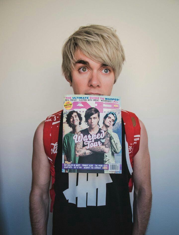 — awsten knight and my fav pics of him ; a thread.