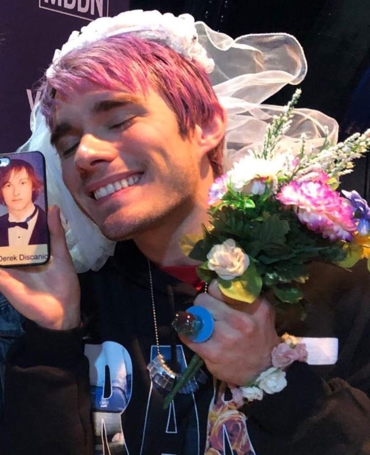 — awsten knight and my fav pics of him ; a thread.