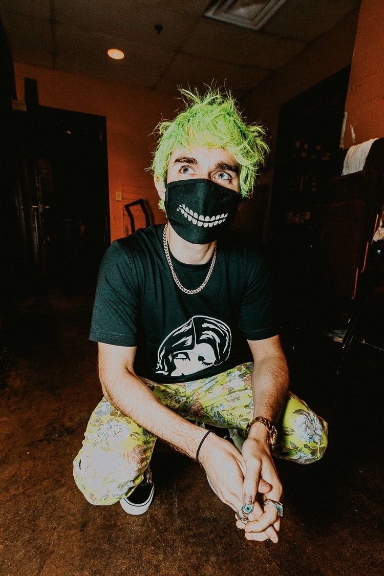 — awsten knight and my fav pics of him ; a thread.