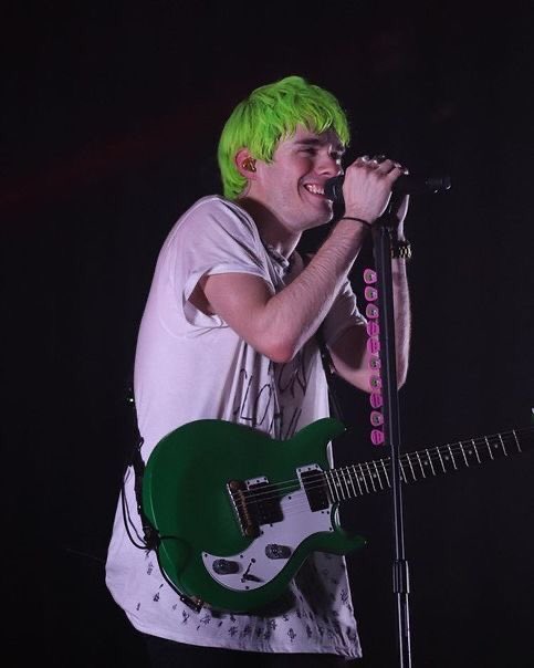 — awsten knight and my fav pics of him ; a thread.