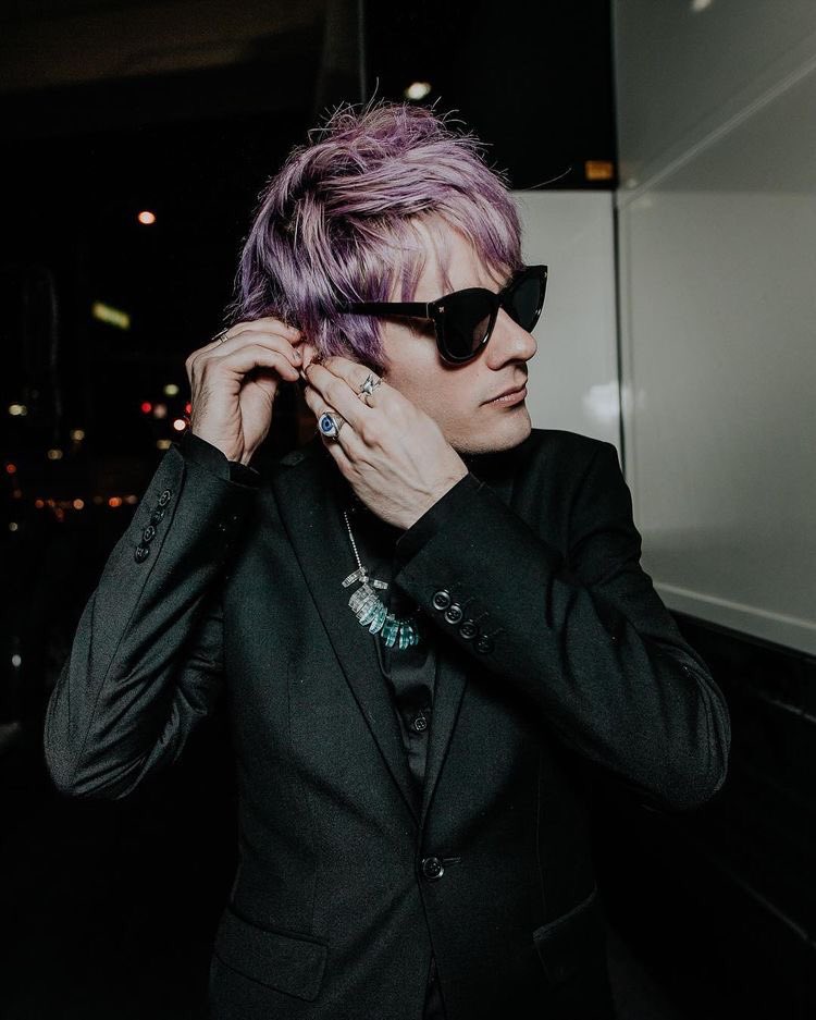 — awsten knight and my fav pics of him ; a thread.