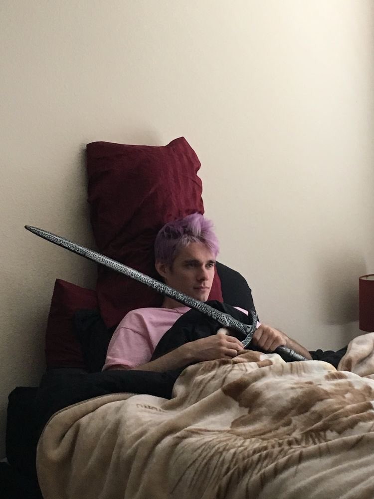 — awsten knight and my fav pics of him ; a thread.