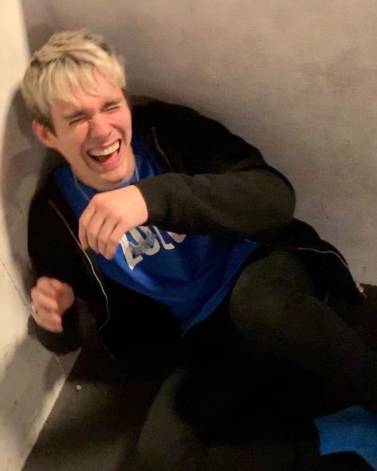 — awsten knight and my fav pics of him ; a thread.