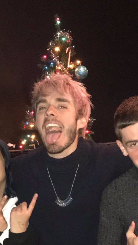 — awsten knight and my fav pics of him ; a thread.