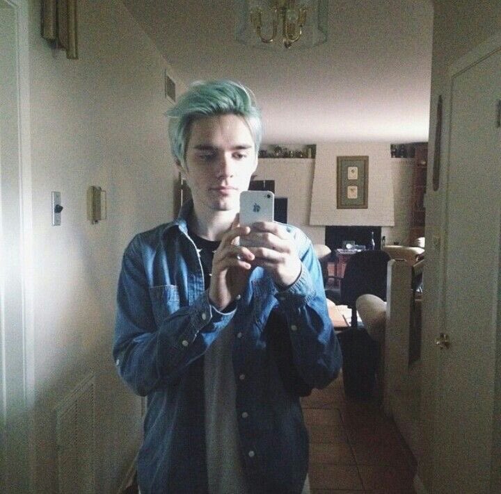 — awsten knight and my fav pics of him ; a thread.