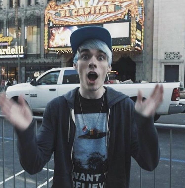 — awsten knight and my fav pics of him ; a thread.