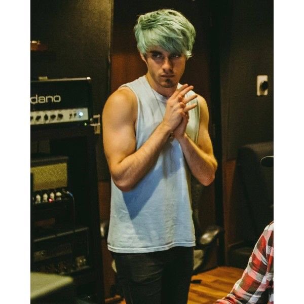 — awsten knight and my fav pics of him ; a thread.