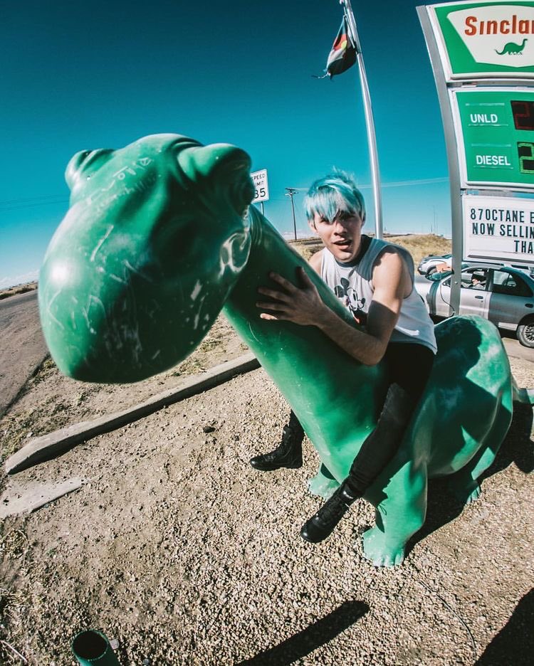 — awsten knight and my fav pics of him ; a thread.