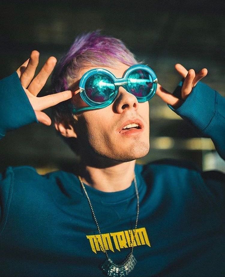 — awsten knight and my fav pics of him ; a thread.