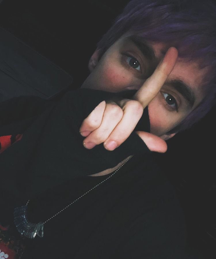 — awsten knight and my fav pics of him ; a thread.