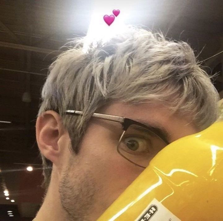 — awsten knight and my fav pics of him ; a thread.