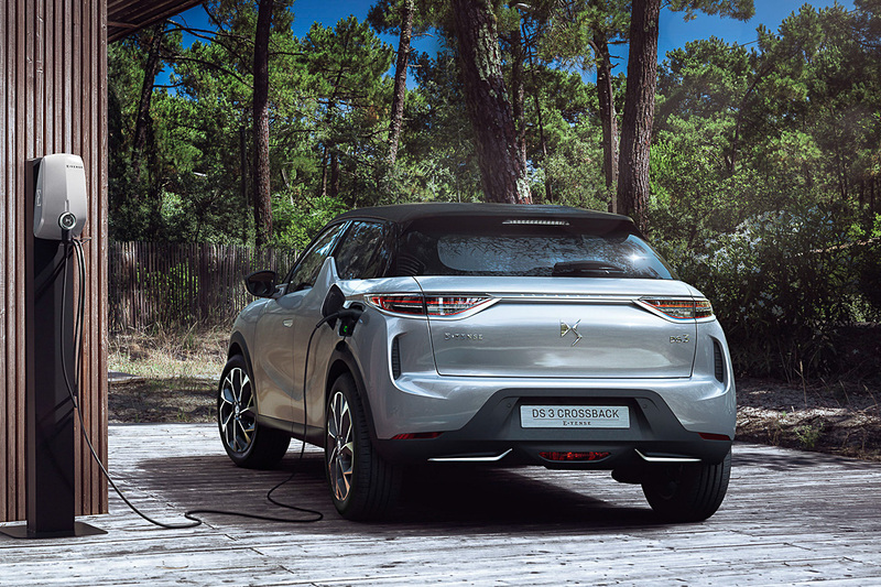 car_watch's tweet image. DS、エレクトリックラグジュアリーコンパクトSUV「DS 3 CROSSBACK E-TENSE」日本発売。価格は499万円～ car.watch.impress.co.jp/docs/news/1267… #DS3 #CROSSBACK #ETENSE
