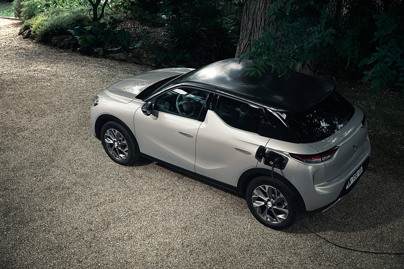 car_watch's tweet image. DS、エレクトリックラグジュアリーコンパクトSUV「DS 3 CROSSBACK E-TENSE」日本発売。価格は499万円～ car.watch.impress.co.jp/docs/news/1267… #DS3 #CROSSBACK #ETENSE