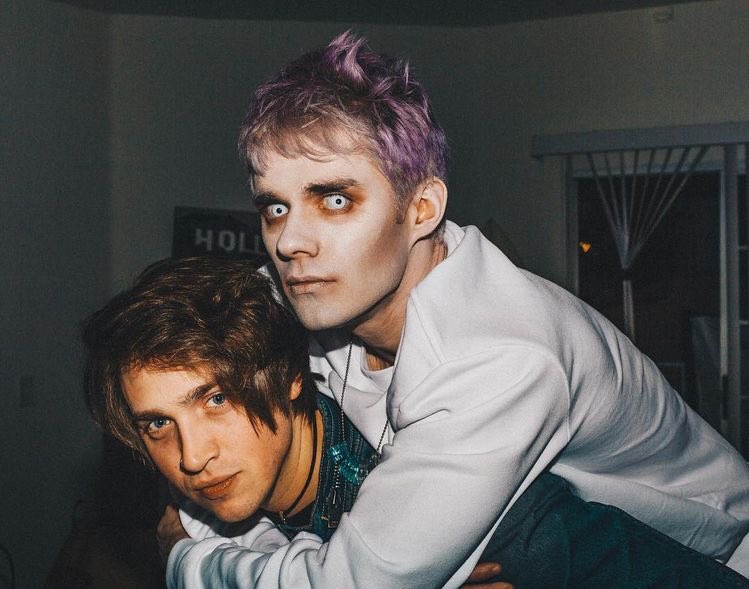 — awsten knight and my fav pics of him ; a thread.