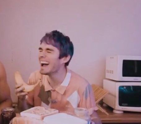 — awsten knight and my fav pics of him ; a thread.