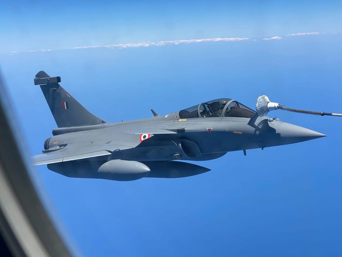 DDNewslive's tweet photo. In just over an hour first Indian #Rafales to land in Ambala.  Airforce Chief, Air Chief Marshal RK Bhadauria to receive them. They have flown over 7,000 kms from France with a stop over near Abu Dhabi 
#RafaleInIndia https://t.co/rRpP2ePbn5