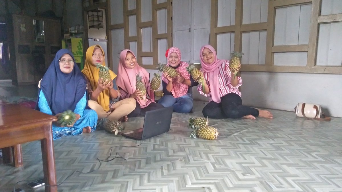 AshriaSyarifah's tweet photo. Nanas merupakn memiliki potensi yang besar di Desa Rantau Panjang,  BRG telah melakukn pelatihan bukalapak  bagi pokmas puteri rantau dalam memasarkan produk olahan nanas yang berasal drlahan gambut desa rantau panjang
#BRGSatkerterbaik  @kalbar_wawan @muhyusuf039 @Myrnasafitri https://t.co/RxaRFhUuGS
