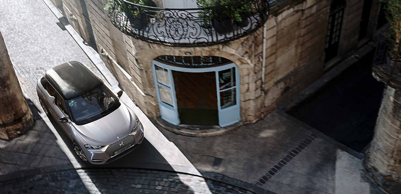 car_watch's tweet image. DS、「DS 3 CROSSBACK E-TENSE」日本デビュー記念イベントを東京ミッドタウン日比谷で開催 car.watch.impress.co.jp/docs/news/1267… #DS3 #CROSSBACK #田中孝幸 #三堀純一