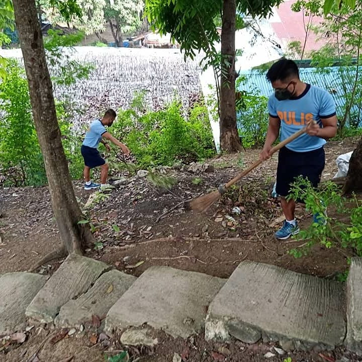 pnpsaf_6sab61sa's tweet photo. On July 29, 2020, 61SAC personnel conducted polishing of AOR in relation to Maintenance of Facilities at H61SAC, Camp Tirambulo, Brgy. McKinley, Guihulngan City, Negros Oriental.
#PNPPATROLPlan2030
#Tagaligtas
#PNPKakampiMo
#WeServeAndProtect
#WeHealAsOne
#TeamPNP https://t.co/NyhtWCcXzg