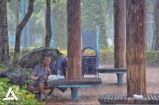 UBob2020's tweet photo. Workers have no choice but to have their meals on the streets after the introduction of the “all day dine-in ban”. This is depressing to watch. @hkcnews_com @icablenews https://t.co/HqW87DK4V1