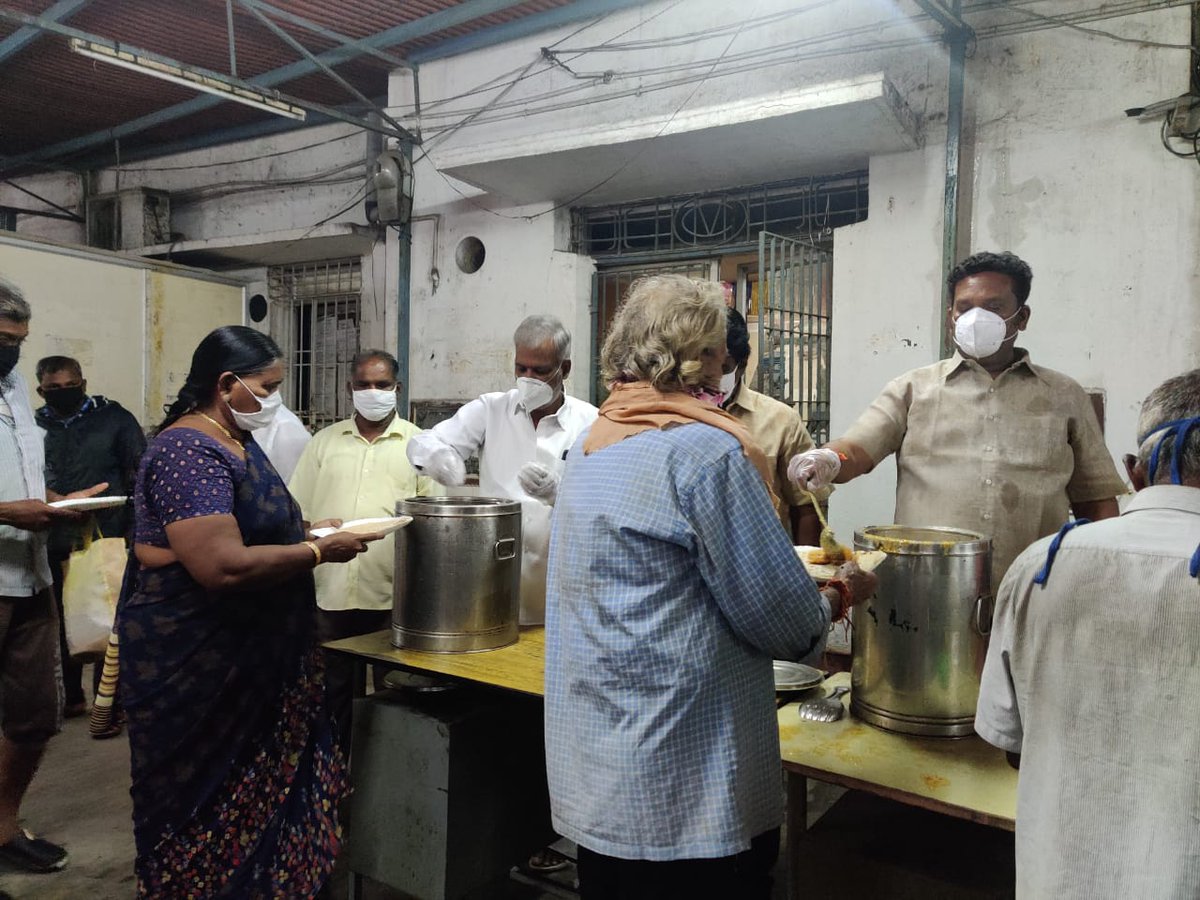 தொடர்ந்து 124வது நாளாக இன்றும்,

கொளத்தூர் சட்டமன்ற தொகுதிக்குட்பட்ட பெருநகர சென்னை மாநகராட்சி மண்டலம் 6ல் பணிபுரியும் 900 துப்புரவு பணியாளர்களுக்கு நமது கழக தலைவர் அவர்களின் ஏற்பாட்டில், சென்னை கி மாவட்ட செயலாளர் <a href="/PKSekarbabu/">P.K. Sekar Babu</a> அவர்கள் காலை சிற்றுண்டி வழங்கினார்.

#OndrinaivomVaa