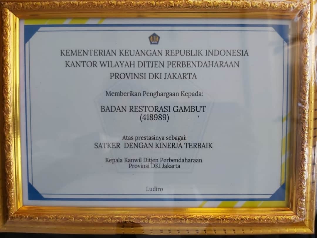 Suardi80747885's tweet photo. Badan Restorasi Gambut mendapatkan penghargaan Satker Dengan Kenerja tebaik #BRGSatkerTerbaik
#LanjukanRestorasiGambut
@Myrnasafitri
@MuslimRasyid 
@muhyusuf039 
@MitraGambut https://t.co/TMUL3cmidb