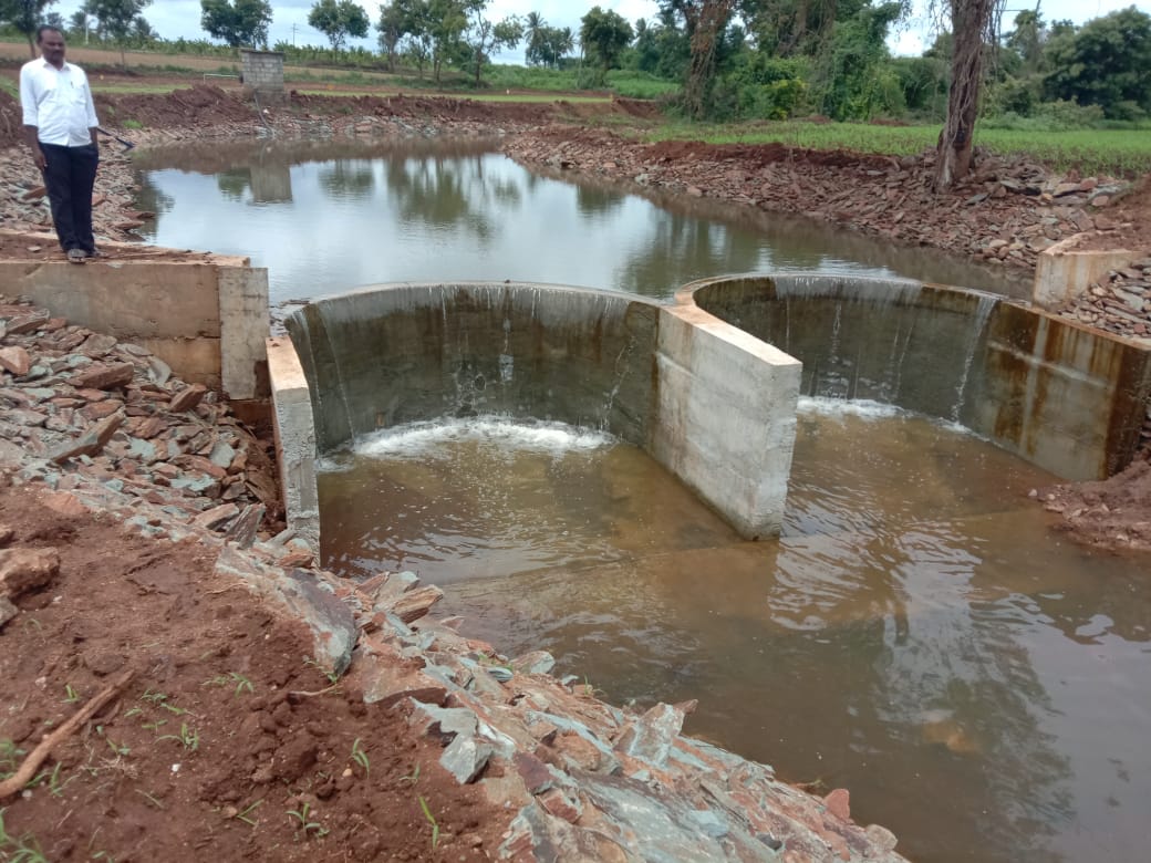 VBGRAMGKAR's tweet photo. A #multi_arch_check_dam built under #MGNREGS is harvesting rain water over 60 lakh litres at its fullest.
Upstream embankment stone revetment at both sides to avoid soil erosion & sliding.
Photo credits: Hullur GP, @Haveri district.
#SMC_works https://t.co/B5Nk4ETZ9Q