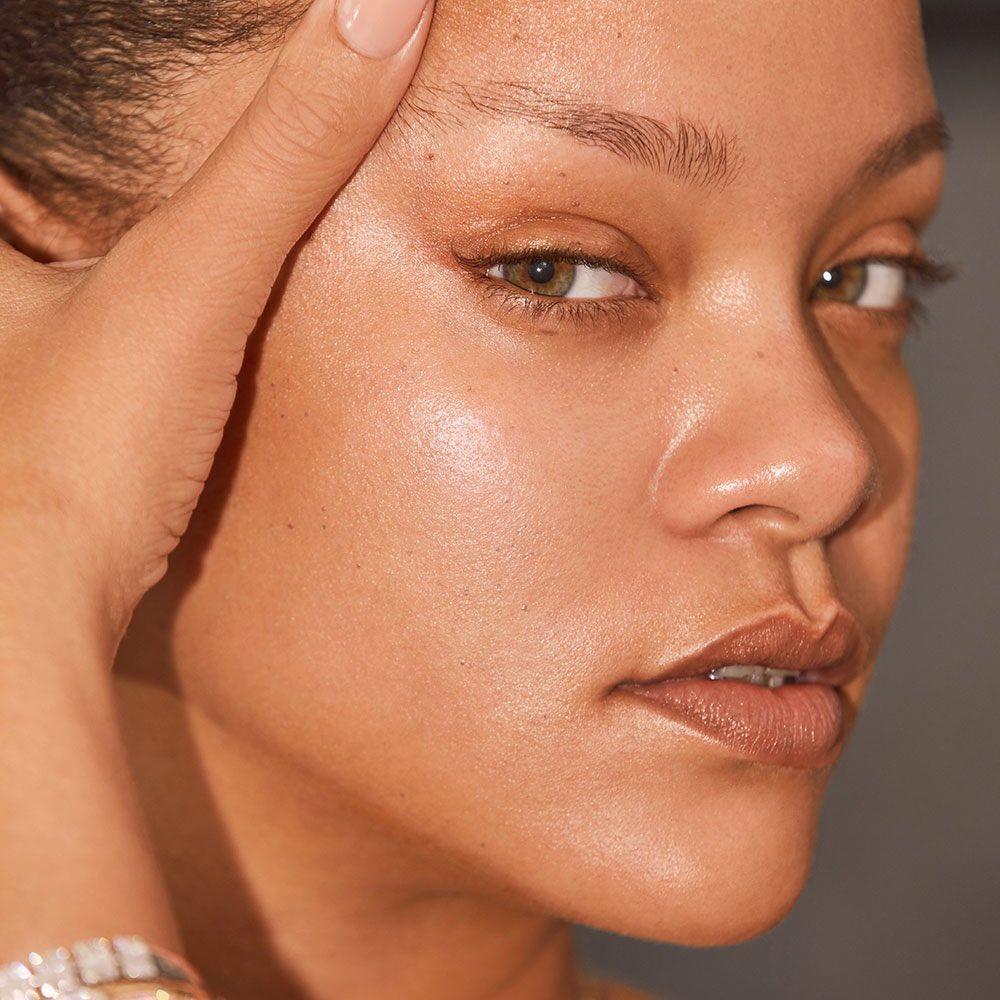 rihpael's tweet photo. Rihanna for fenty skin 
LOOK AT HER FACE 😳😍😍 https://t.co/tbKbeFgxvR
