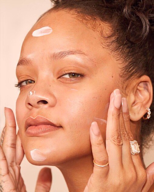 rihpael's tweet photo. Rihanna for fenty skin 
LOOK AT HER FACE 😳😍😍 https://t.co/tbKbeFgxvR
