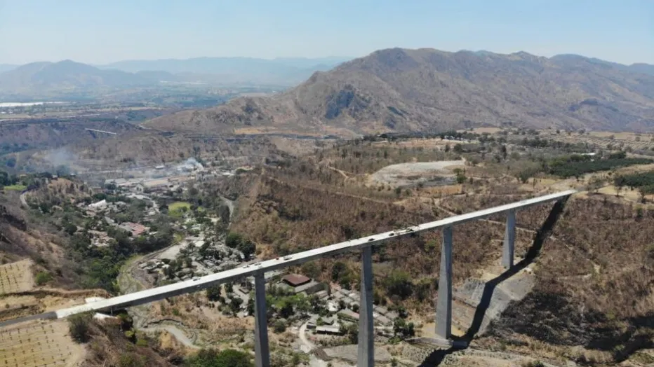 jchristiaan's tweet photo. Urge terminar el puente de Beltrán: Capitán Héctor Mora: https://t.co/BireKVVsKv  via 
@NoticieroColima
 <<  en realidad es el #Puente Nuevo Atenquique de la ampliación de la carretera #GuadalajaraColima. Rezagos de los contratos de #higa #coopsa #teya #banobras https://t.co/MJZumsDwqP