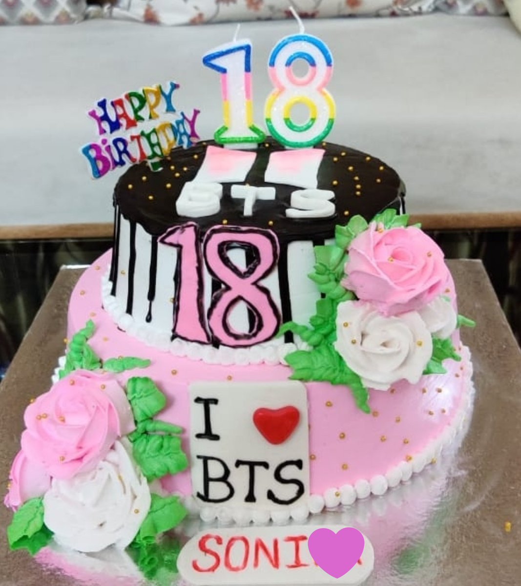 Guys look at my cake,it was a surprise from my mom 🥺🥺 #MTVHottest BTS @BTS_twt